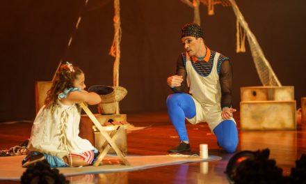 Theatro Municipal de Niterói recebe espetáculo que resgata cultura caiçara e alerta para a preservação do mar